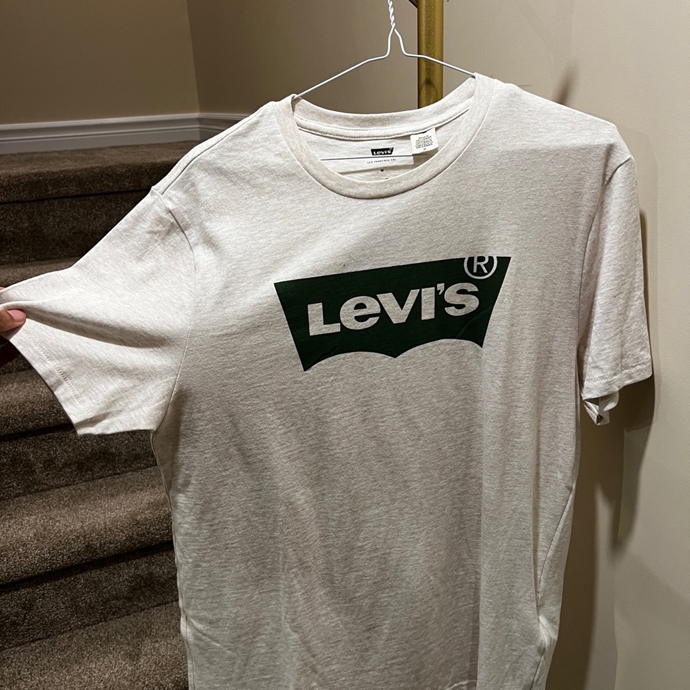 Levi's Off White Taupe and Green Logo T-Shirt